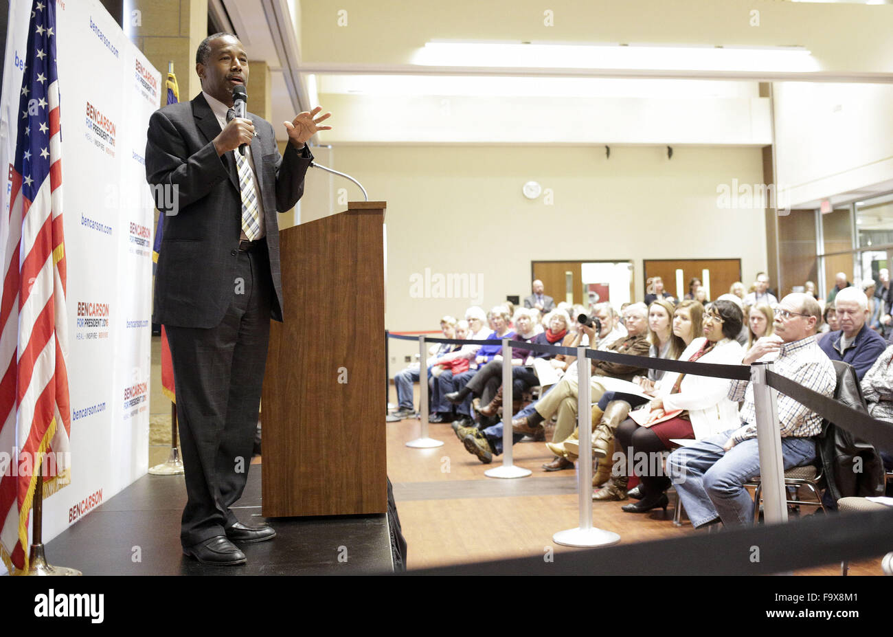 Orange City, Iowa, États-Unis. Dec 18, 2015. Candidat présidentiel républicain Le Dr Ben Carson prend la parole à l'école chrétienne privée, dans le nord-ouest de l'université, à propos de sa foi chrétienne et la direction aux États-Unis est actuellement en cours alors qu'il faisait campagne dans la région de Orange City dans l'Iowa, le vendredi 18 Décembre, 2015. Credit : Jerry Mennenga/ZUMA/Alamy Fil Live News Banque D'Images