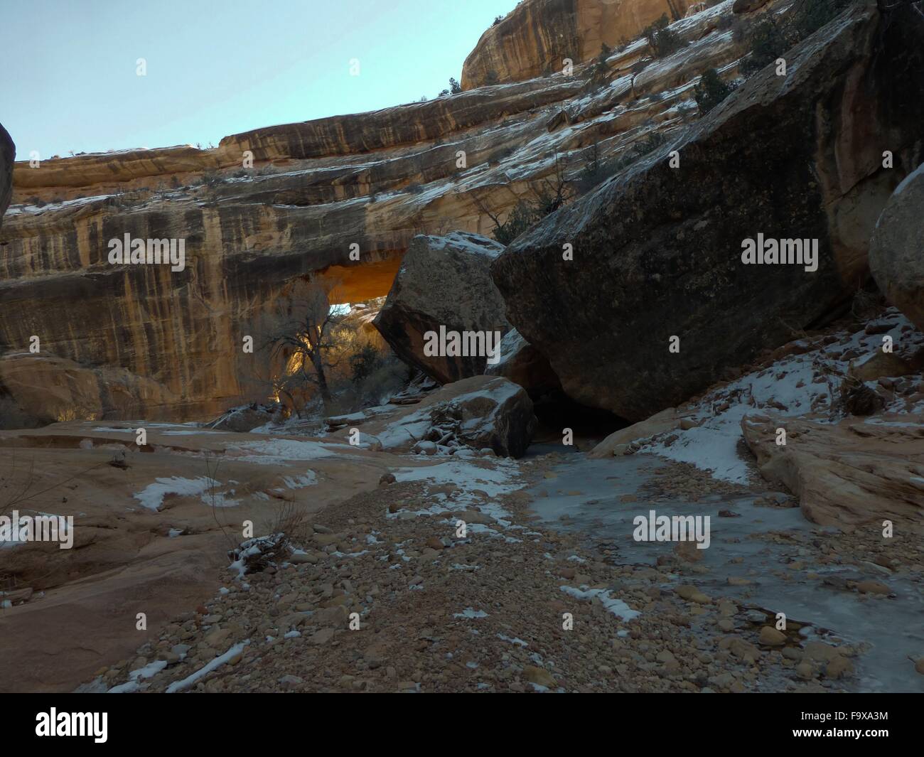 Utah : Kachina Bridge à White Canyon sur un après-midi de décembre glacial. Banque D'Images