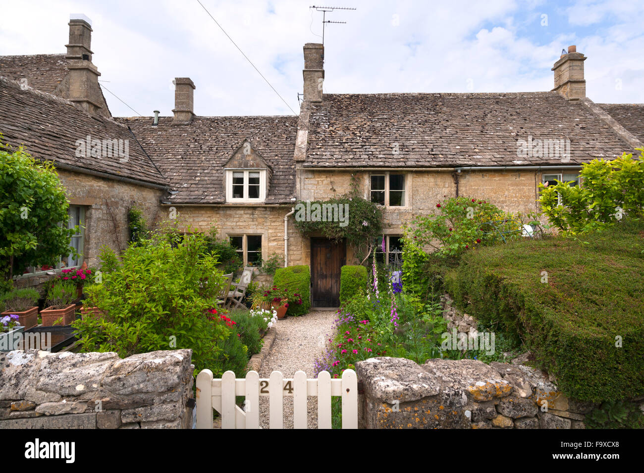 Un cadre idyllique de jolies petites cotswold cottage dans le village rural de Sherborne, Gloucestershire, Royaume-Uni Banque D'Images