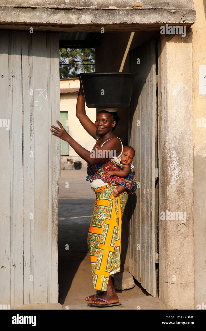 Jeune Femme Africaine Portant Son Bebe Sur Son Dos Corvee D Eau Photo Stock Alamy