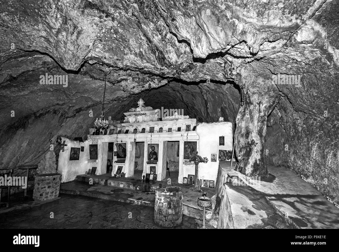 Monastère de Zoodochos Pigi construit dans une caverne sur la montagne pentes rocheuses de Giona, près de Delphes, Grèce Centrale Région Fokida Banque D'Images