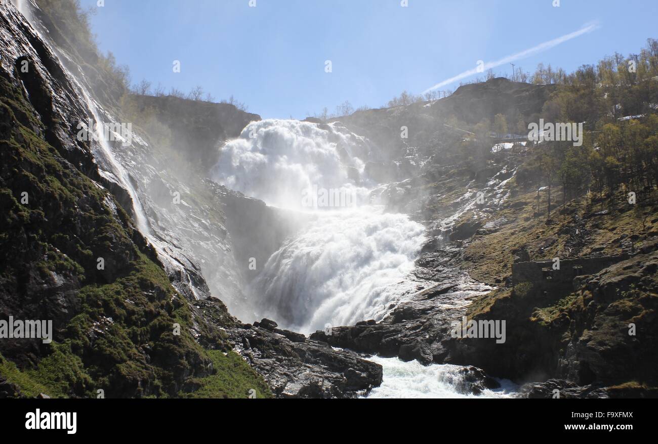 Cascade Kjosfossen vu du chemin de fer en Flam Aurland, Norvège Banque D'Images