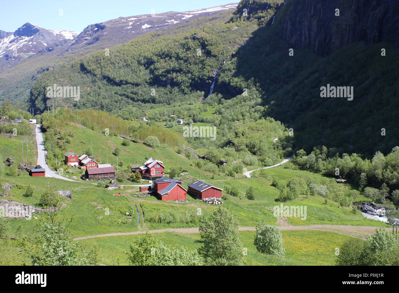 Un village norvégien vu de l'Flamsbana in Norway ( Flam Railway ) en Norvège Banque D'Images