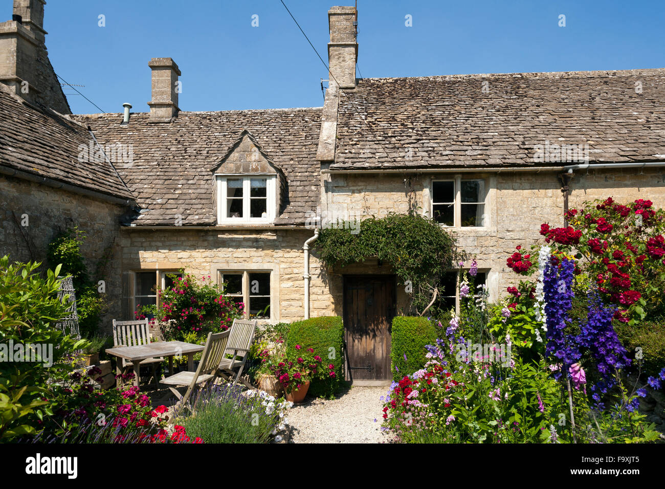 Un cottage en pierre de Cotswold idyllique dans le soleil d'été, Sherborne, Gloucestershire, Royaume-Uni Banque D'Images