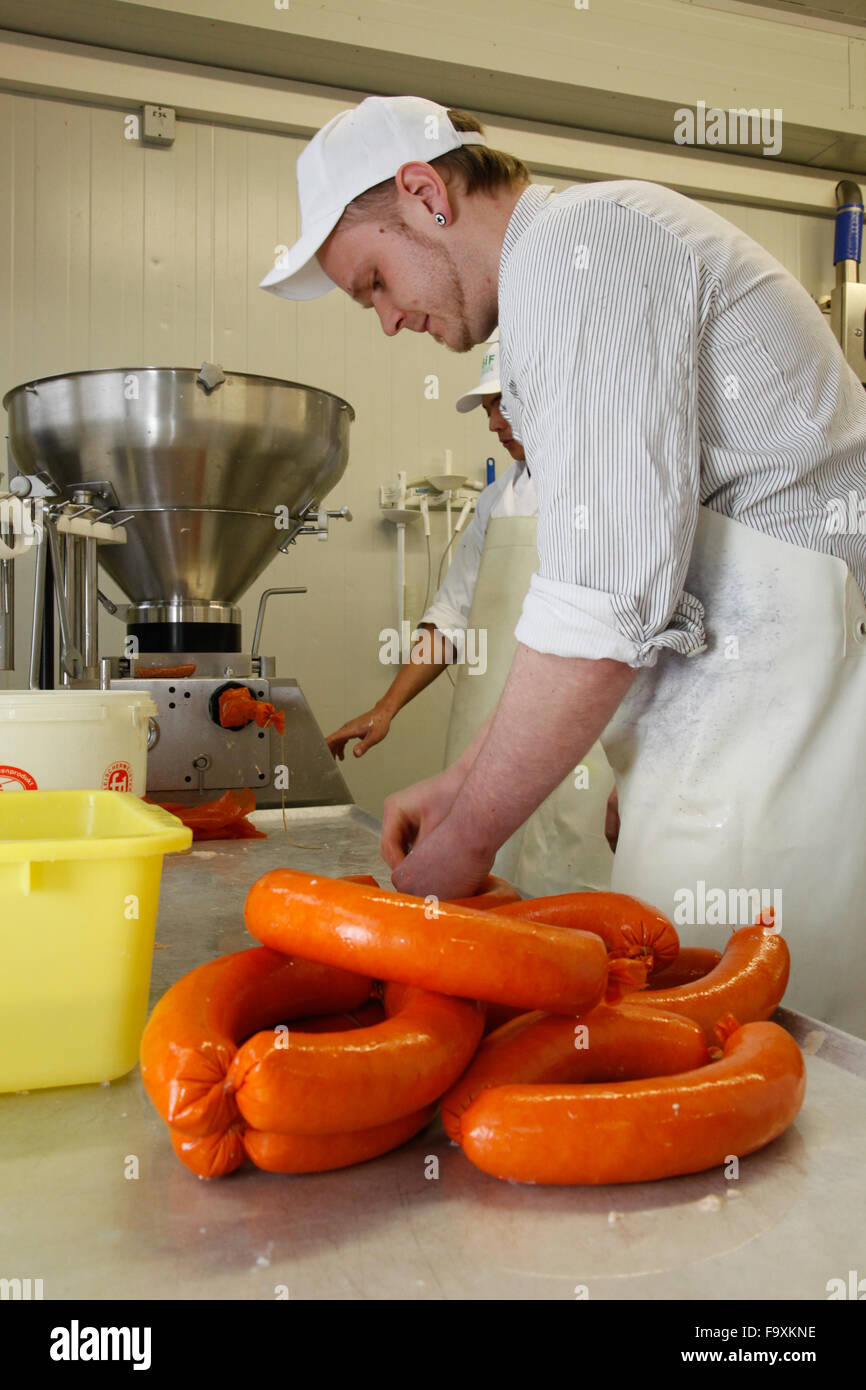 Les bouchers à la machine à faire des saucisses saucisses de porc. Banque D'Images