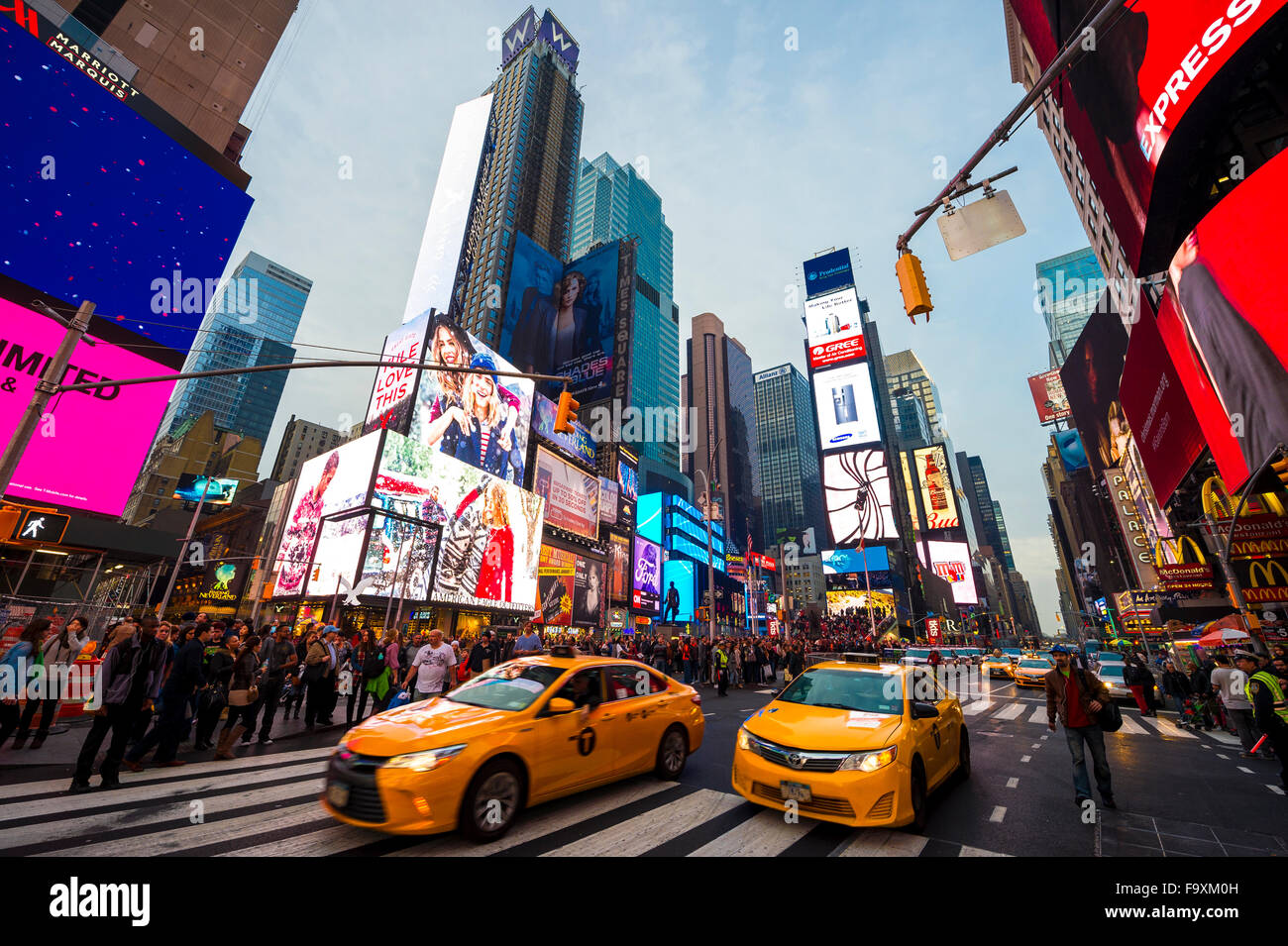 La VILLE DE NEW YORK, USA - Le 13 décembre 2015 : la signalisation lumineuse clignote pendant les vacances foule à Times Square avant le jour de l'An Banque D'Images