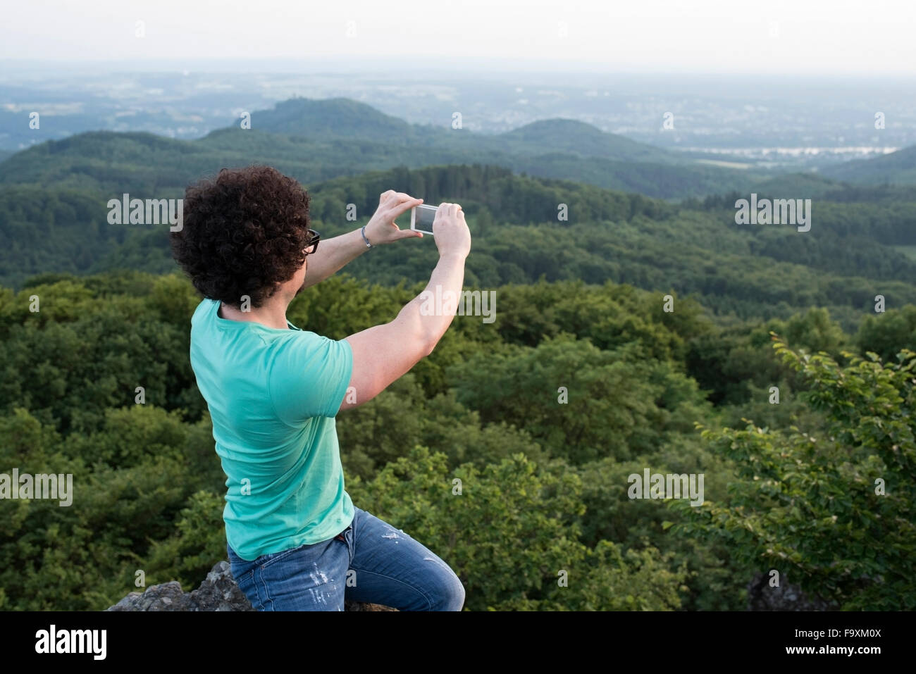 L'Allemagne, l'homme, Siebengebirge de prendre une photo de vue avec le smartphone sur le Mont Olivet Banque D'Images