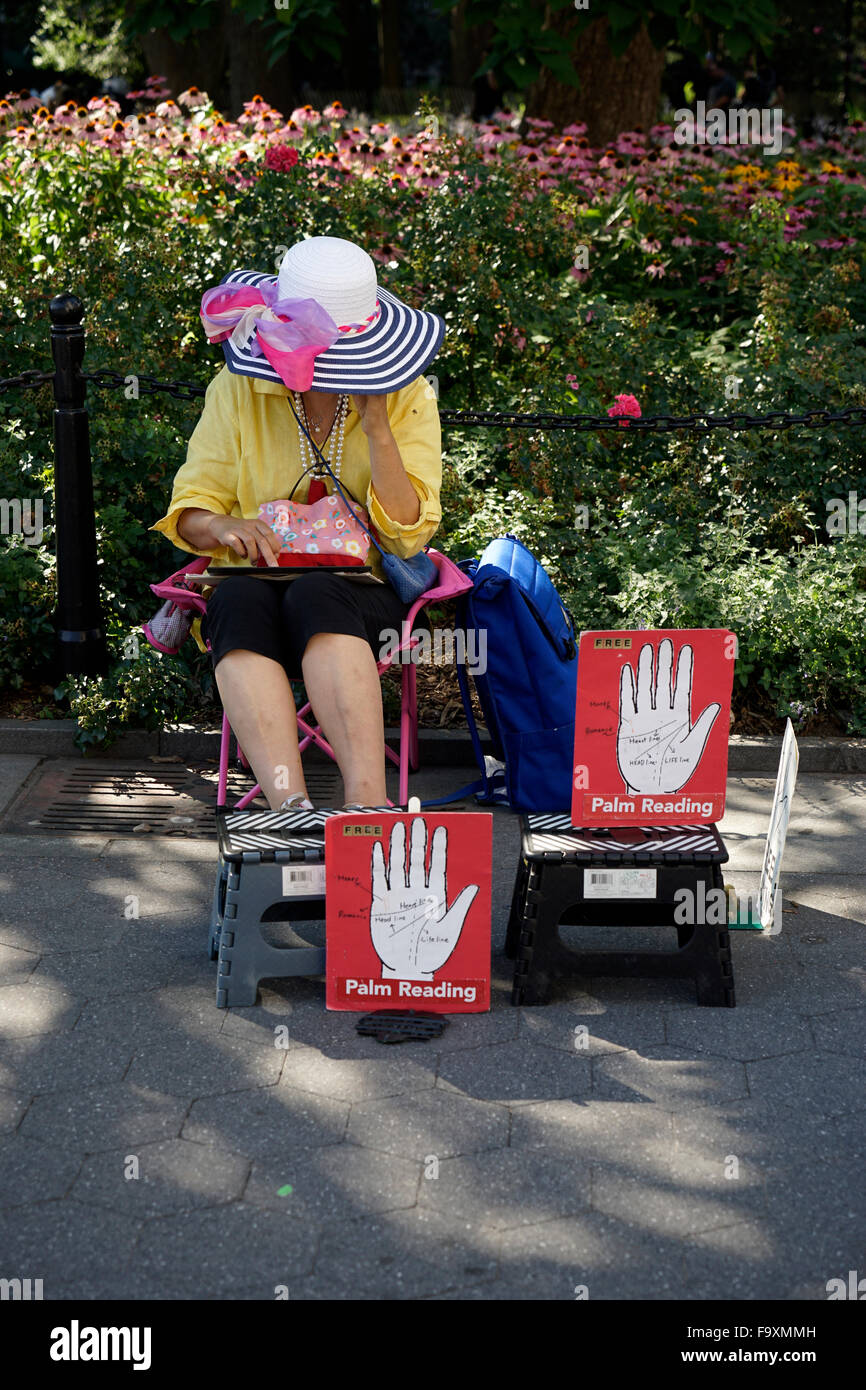 Une attente de l'application Palm Reader pour affaires à Washington Square Park. Greenwich Village, Manhattan, New York City, USA Banque D'Images