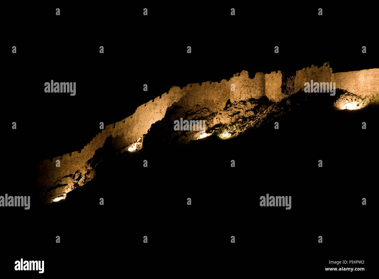 Rangée de créneaux du côté sud de la ville de Myrina château byzantin des vestiges du mur, éclairé la nuit. L'île de Limnos, Grèce Banque D'Images