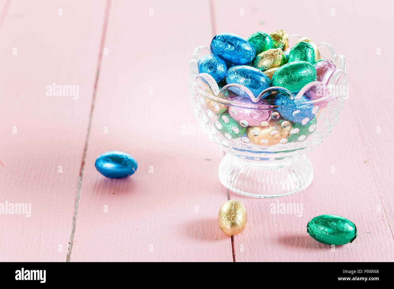 Bol en verre avec des oeufs de Pâques au chocolat Banque D'Images