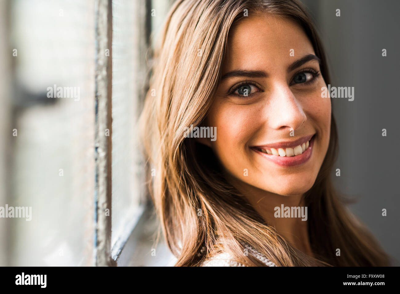 Portrait of smiling brunette woman Banque D'Images
