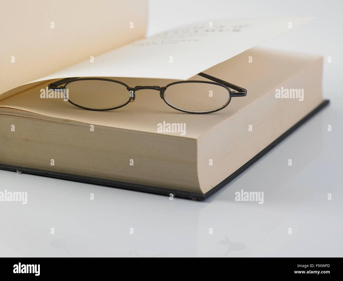 Ouvrir un livre relié avec une paire de lunettes de lecture Banque D'Images