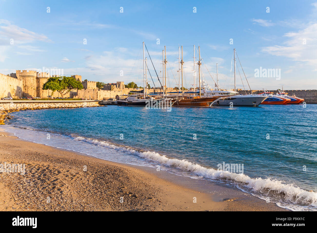 Grèce, Rhodes, port, mur de la ville et les bateaux à voile Banque D'Images