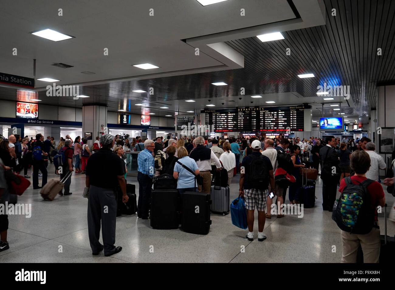 Les voyageurs en attente dans la gare Penn Station, Manhattan, New York City, USA Banque D'Images