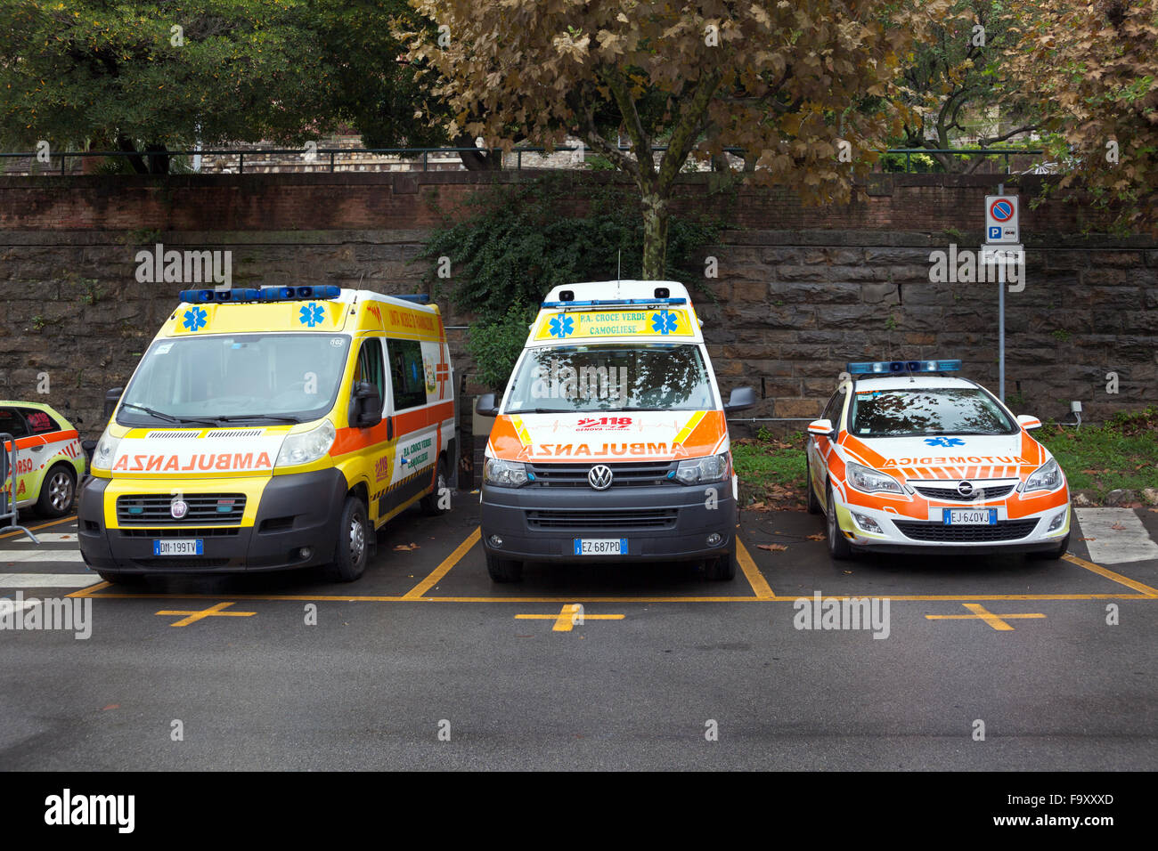 Ambulance italien de voitures stationnées dans un parking Banque D'Images