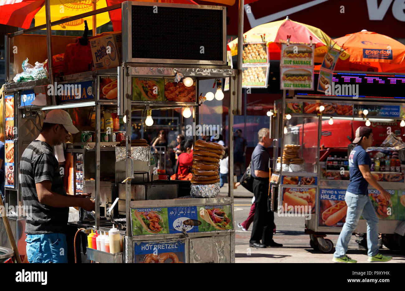 Panier alimentaire la vente de hot dog,bretzel et la boisson sur la rue de Manhattan, New York City, USA Banque D'Images