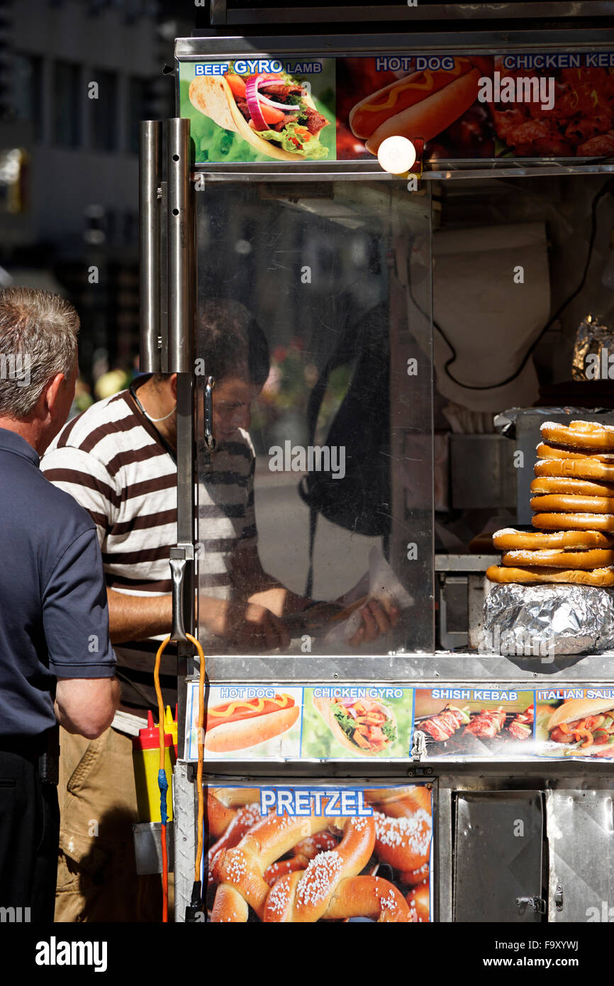 Panier alimentaire la vente de hot dog,bretzel et la boisson sur la rue de Manhattan, New York City, USA Banque D'Images