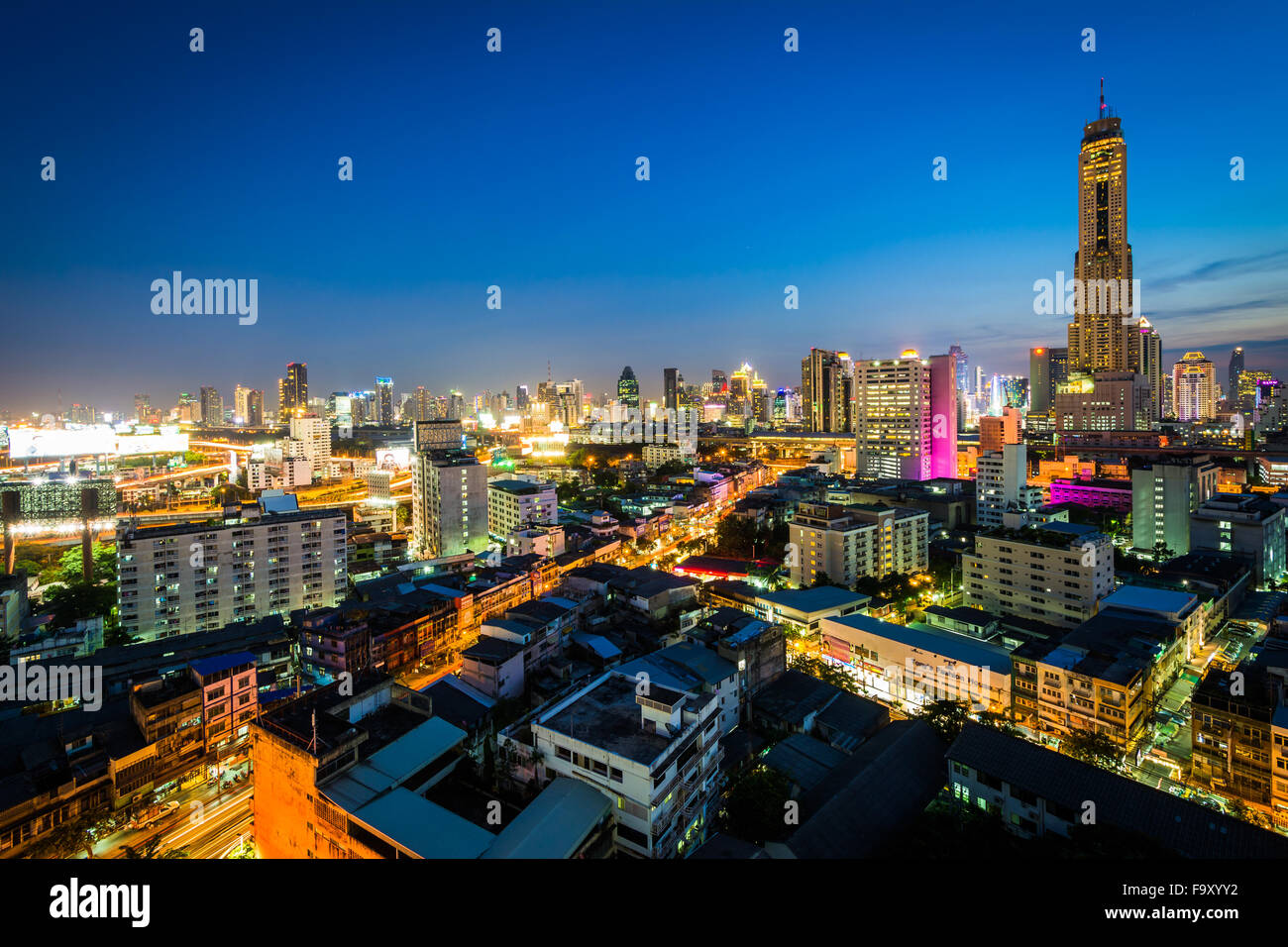 Vue sur le quartier Ratchathewi, au crépuscule, à Bangkok, Thaïlande. Banque D'Images