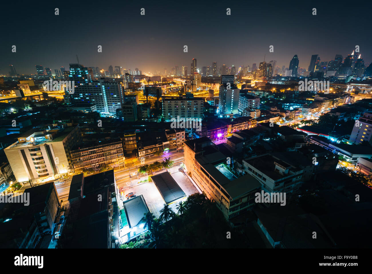 Vue sur le quartier Ratchathewi la nuit, à Bangkok, Thaïlande. Banque D'Images