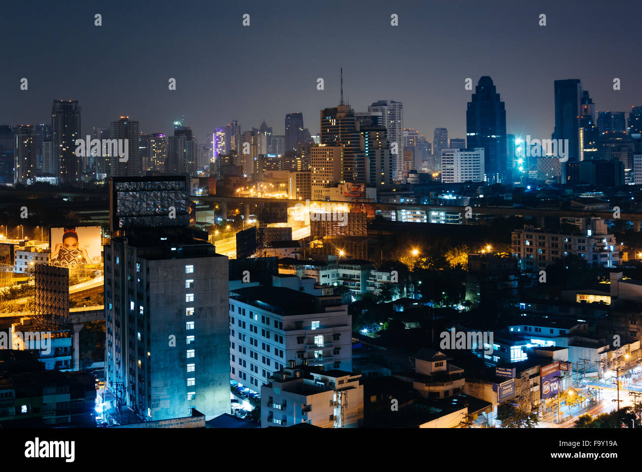 Voir des gratte-ciel de nuit, à Bangkok, Thaïlande. Banque D'Images