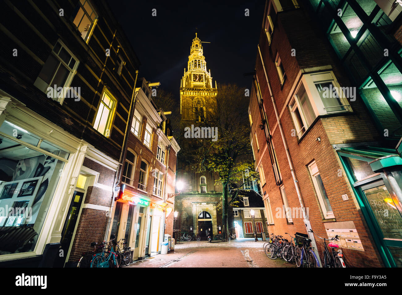 L'Église Oude et Wijde Kerksteeg de nuit, à Amsterdam, aux Pays-Bas. Banque D'Images