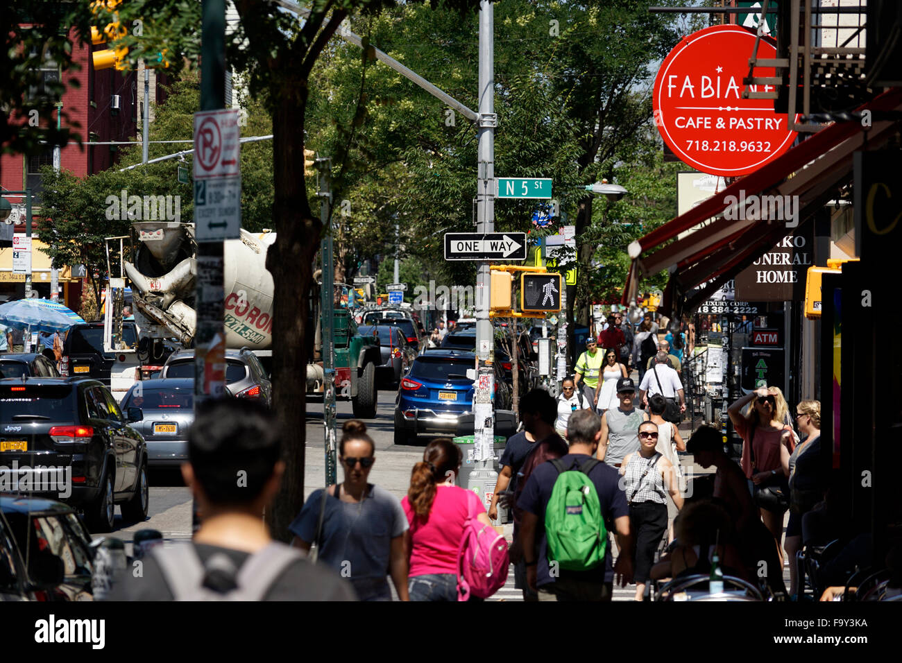 Vue Sur Bedford Avenue le centre commercial à Williamsburg, Brooklyn, New York, USA Banque D'Images