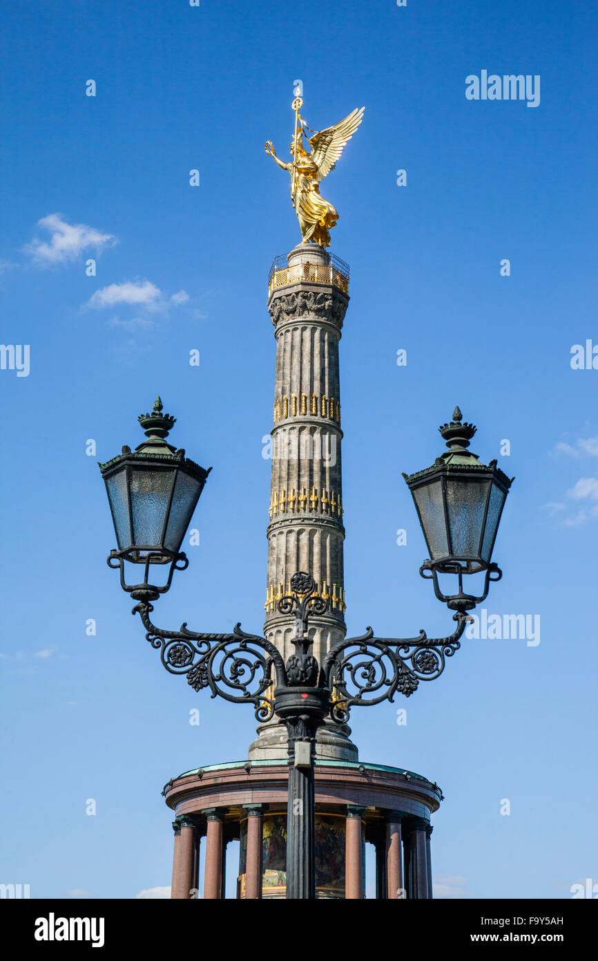 Allemagne, Berlin, vue de la colonne de la Victoire, Siegessäule avec statue dorée de Victoria sur le dessus Banque D'Images