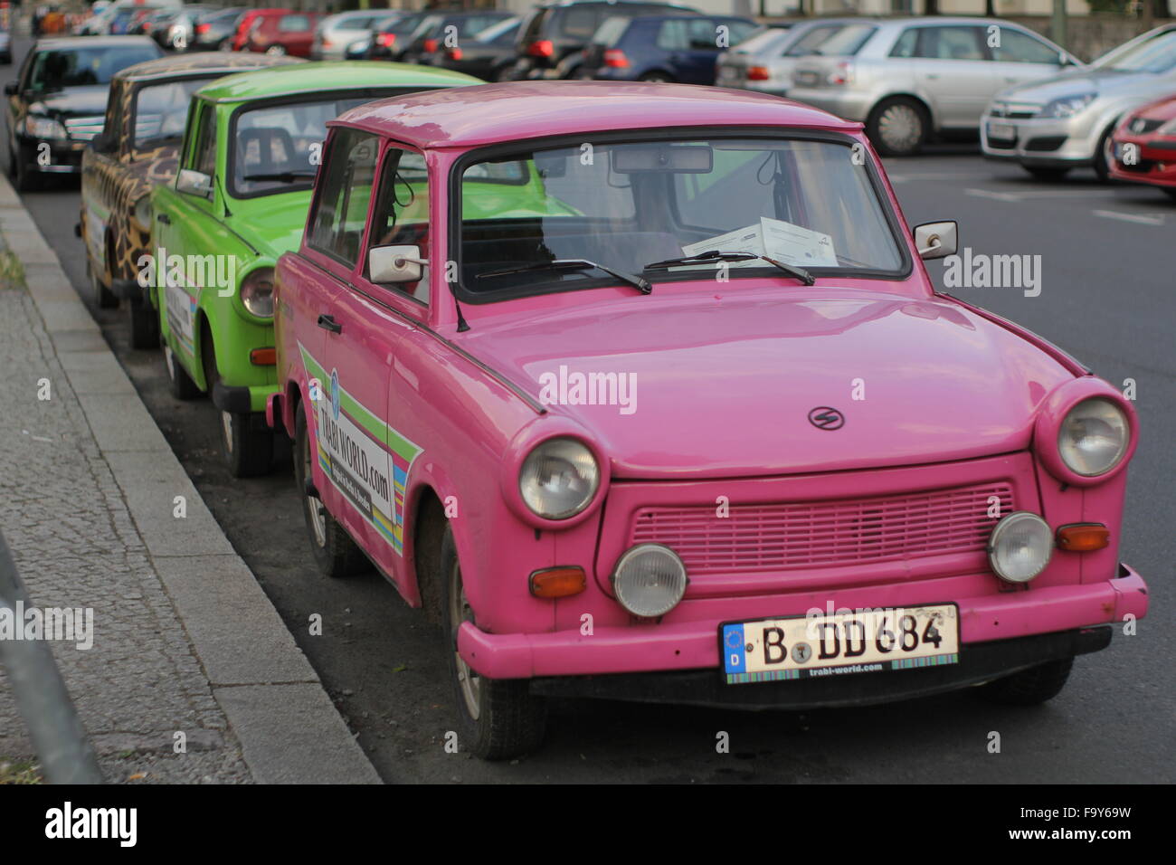 Les voitures Trabant est-allemand à Berlin, Allemagne Banque D'Images