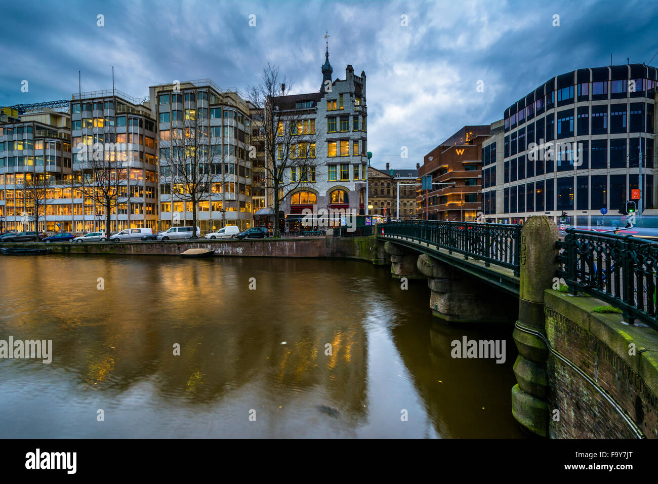 Bâtiments et pont sur le Canal Singel, à Amsterdam, aux Pays-Bas. Banque D'Images