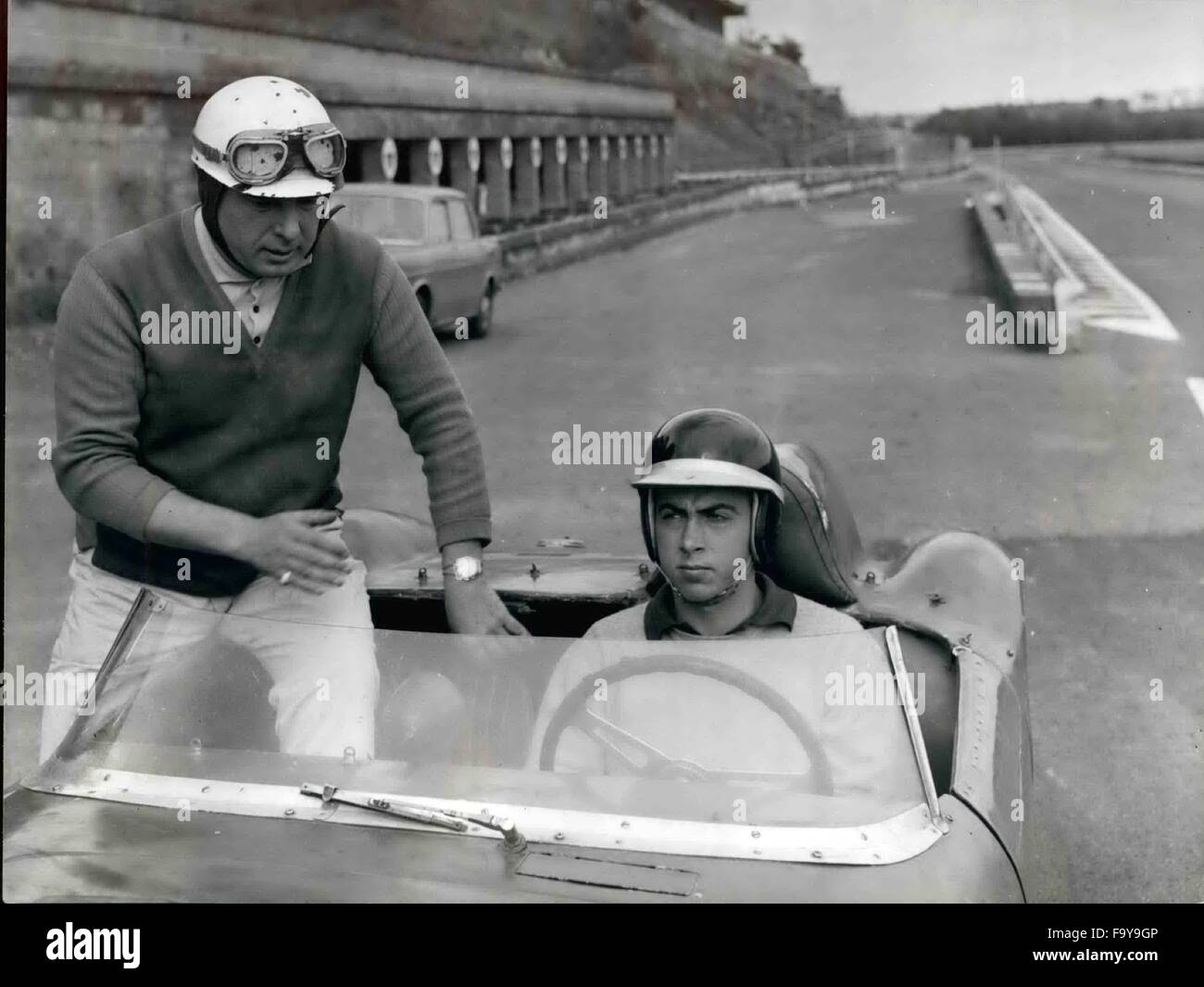 1952 - OPS = Tonino Ascari (à droite) et son instructeur, Hoberto Idppi. © Keystone Photos USA/ZUMAPRESS.com/Alamy Live News Banque D'Images