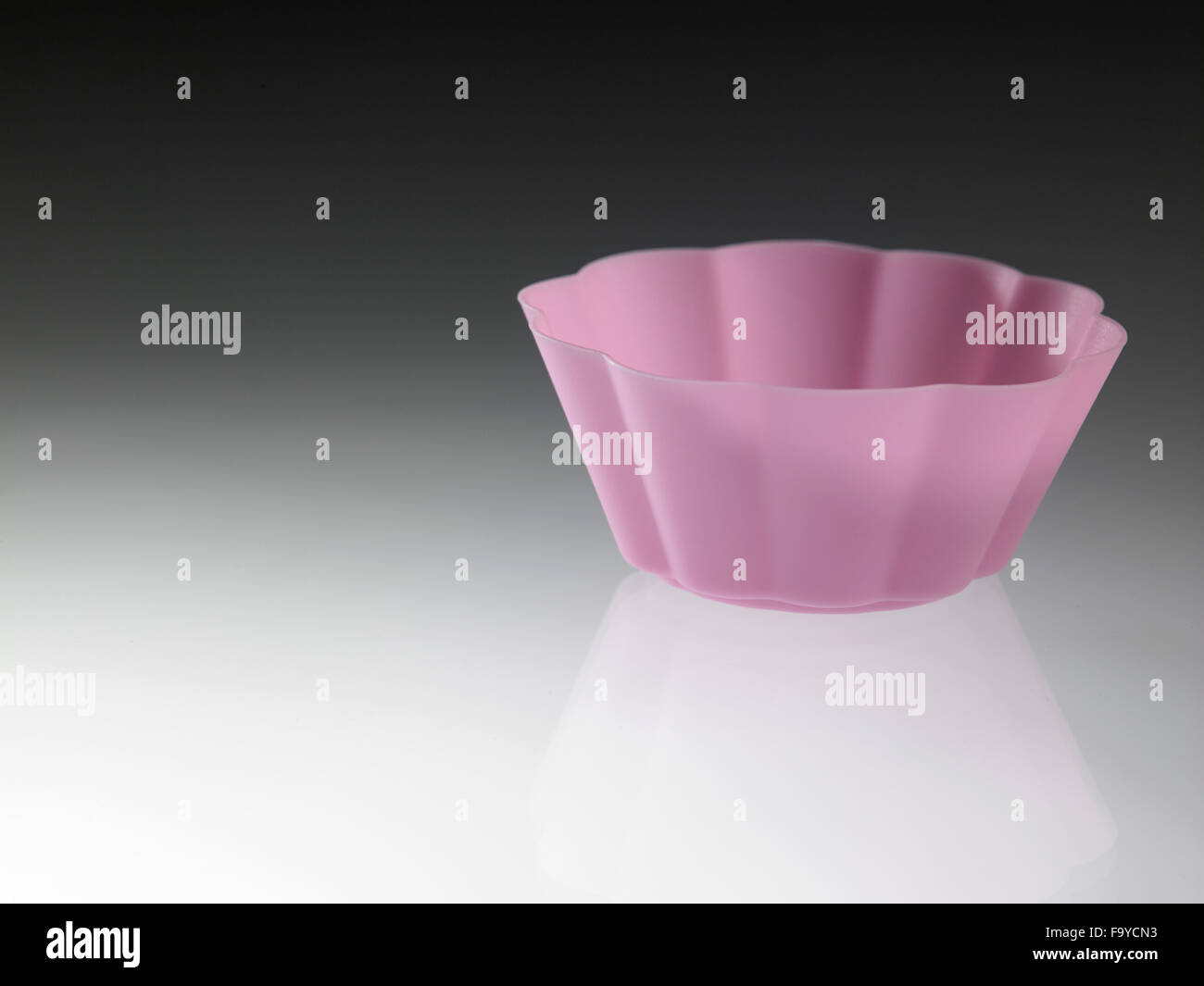 Forme cupcake mauve isolated on white Banque D'Images