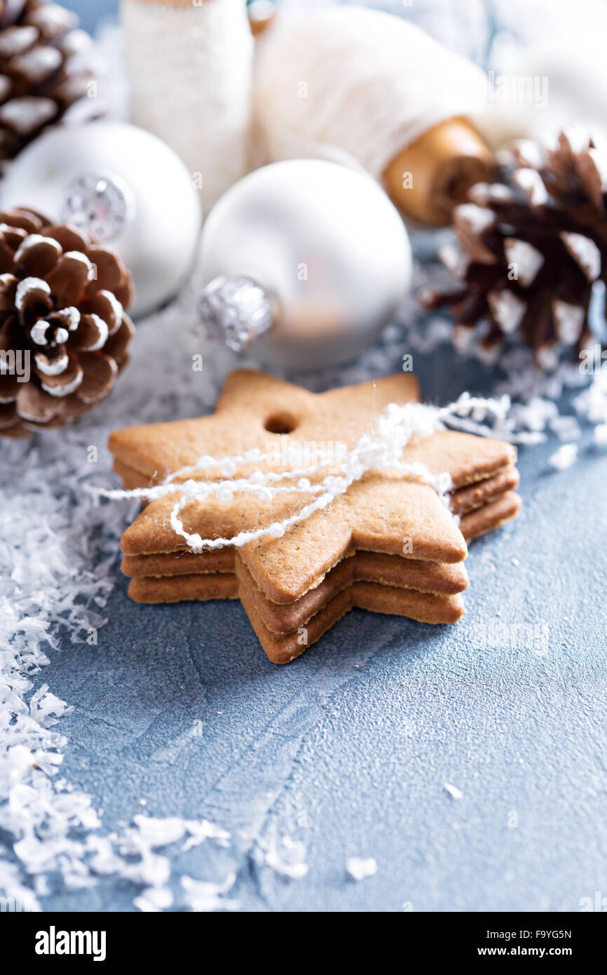 Ornements de Noël et biscuits au gingembre avec de la neige Banque D'Images