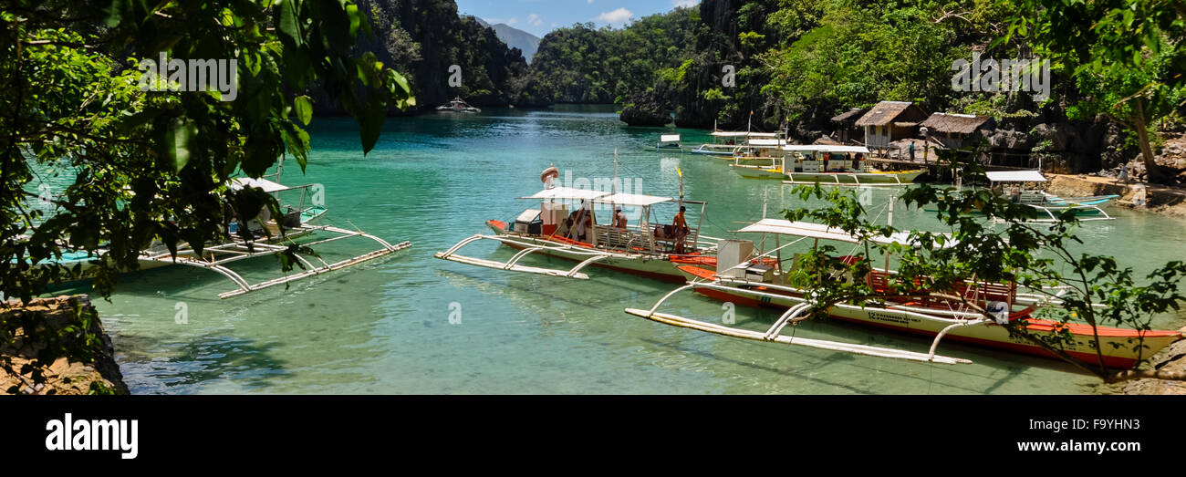 Bateaux philippins en bois traditionnel dans un lagon bleu de tropical island Banque D'Images