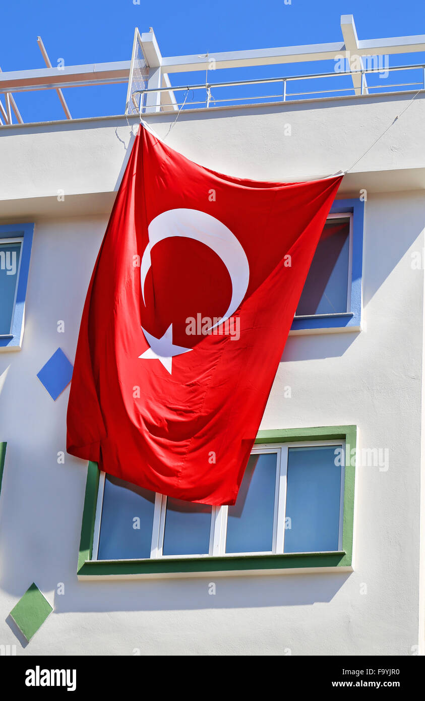 Beau drapeau turc accroché sur l'édifice Banque D'Images