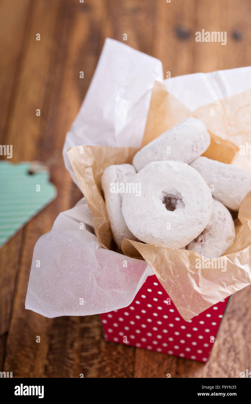 Cadeaux de nourriture dans une boîte colorée mini beignets dans du sucre en poudre Banque D'Images