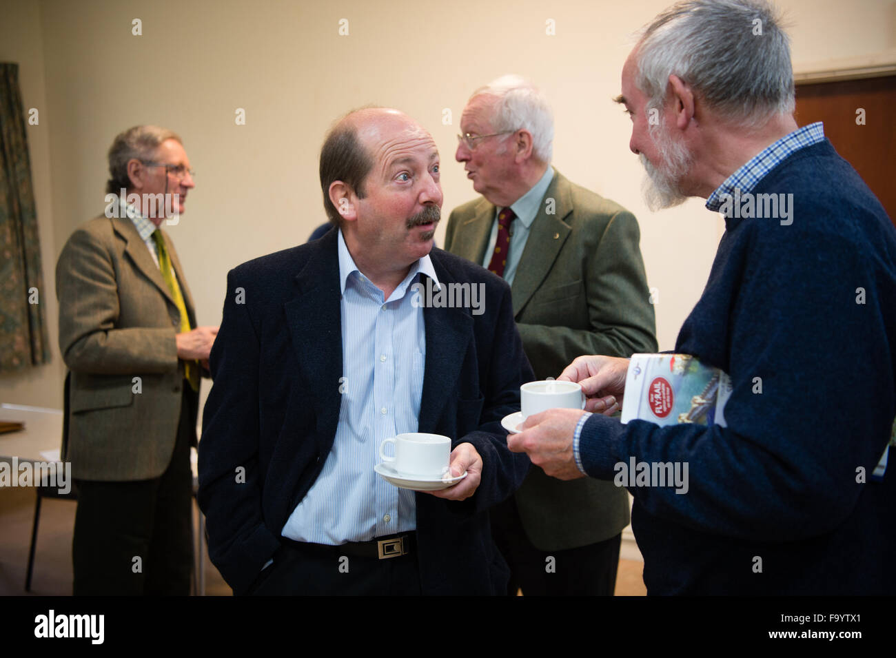 Un groupe d'hommes d'affaires retraités, membres de la direction générale de l'Aberystwyth Probus Club , le thé et les biscuits avant d'écouter l'Orateur invité lors de leur réunion le 25 novembre 2015 Banque D'Images