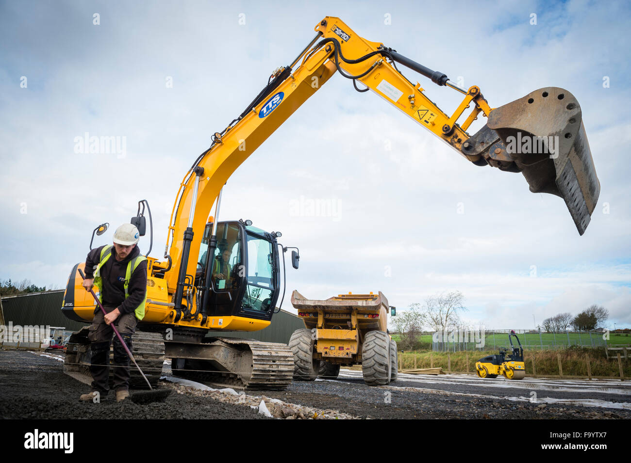 Heavy jaune JCB digger excavator Machines des centrales au travail sur la préparation et la mise à niveau du sol sur un chantier de construction site UK Banque D'Images