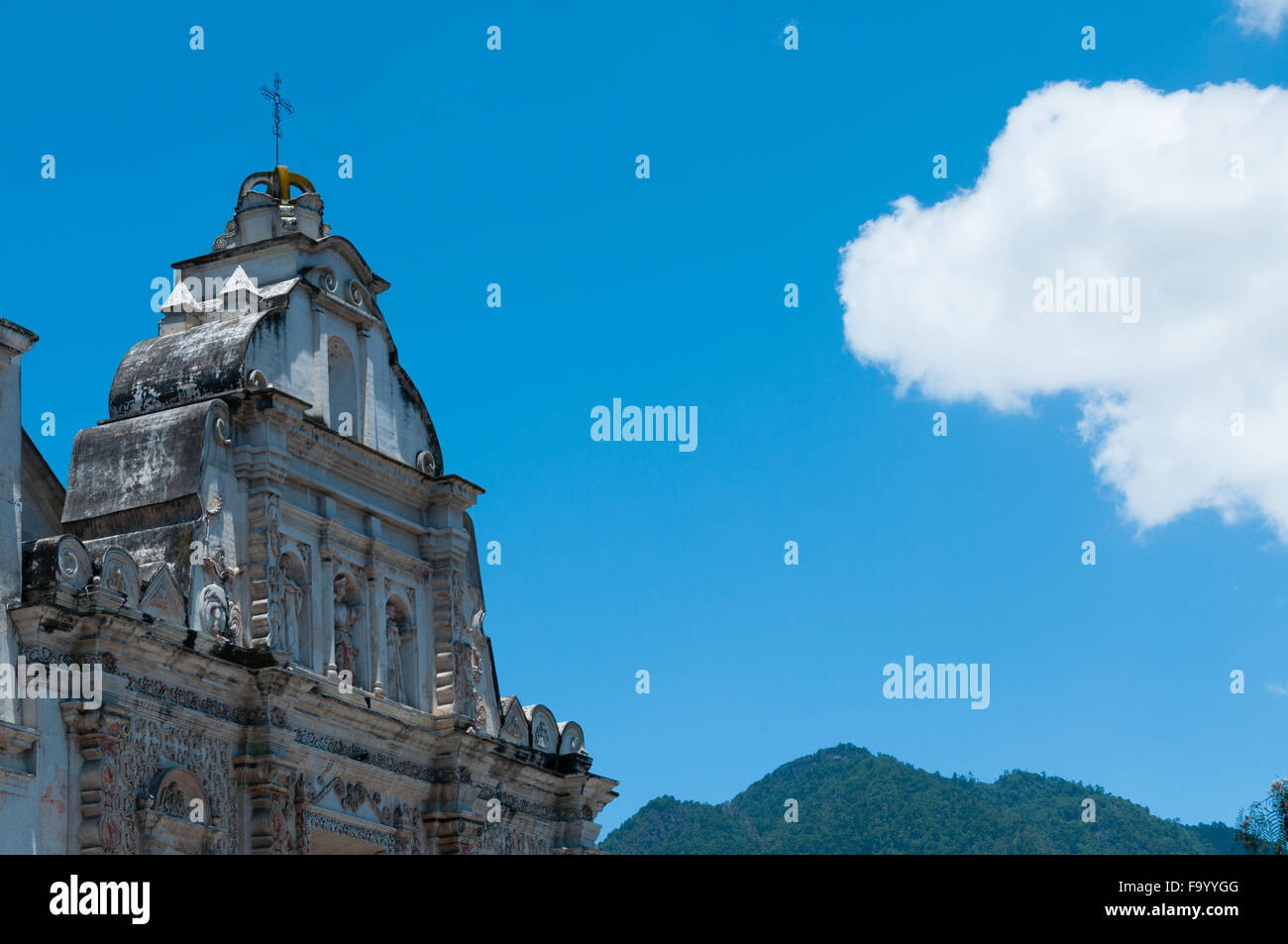 Grande église blanche à côté en face de la montagne sous ciel bleu avec un nuage Banque D'Images