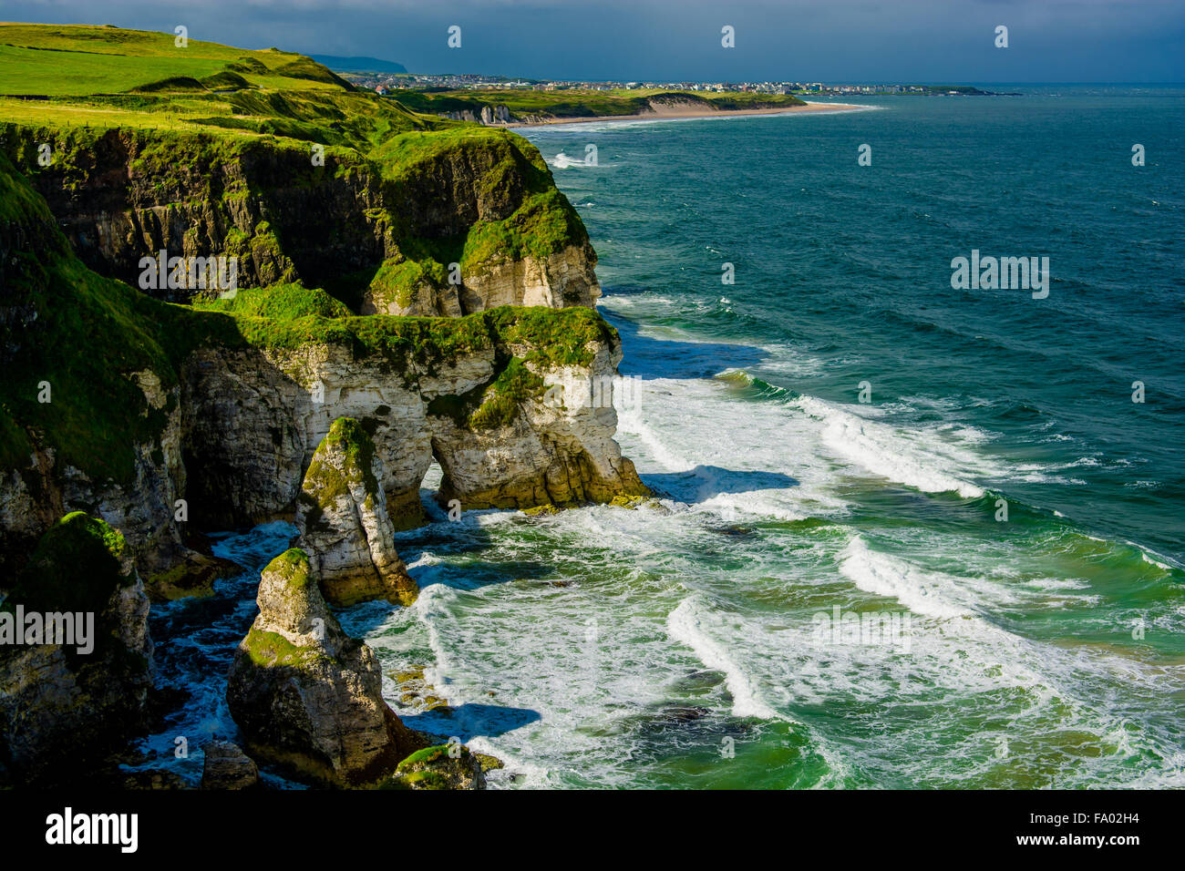 Falaises près de Portrush en Irlande du Nord Banque D'Images