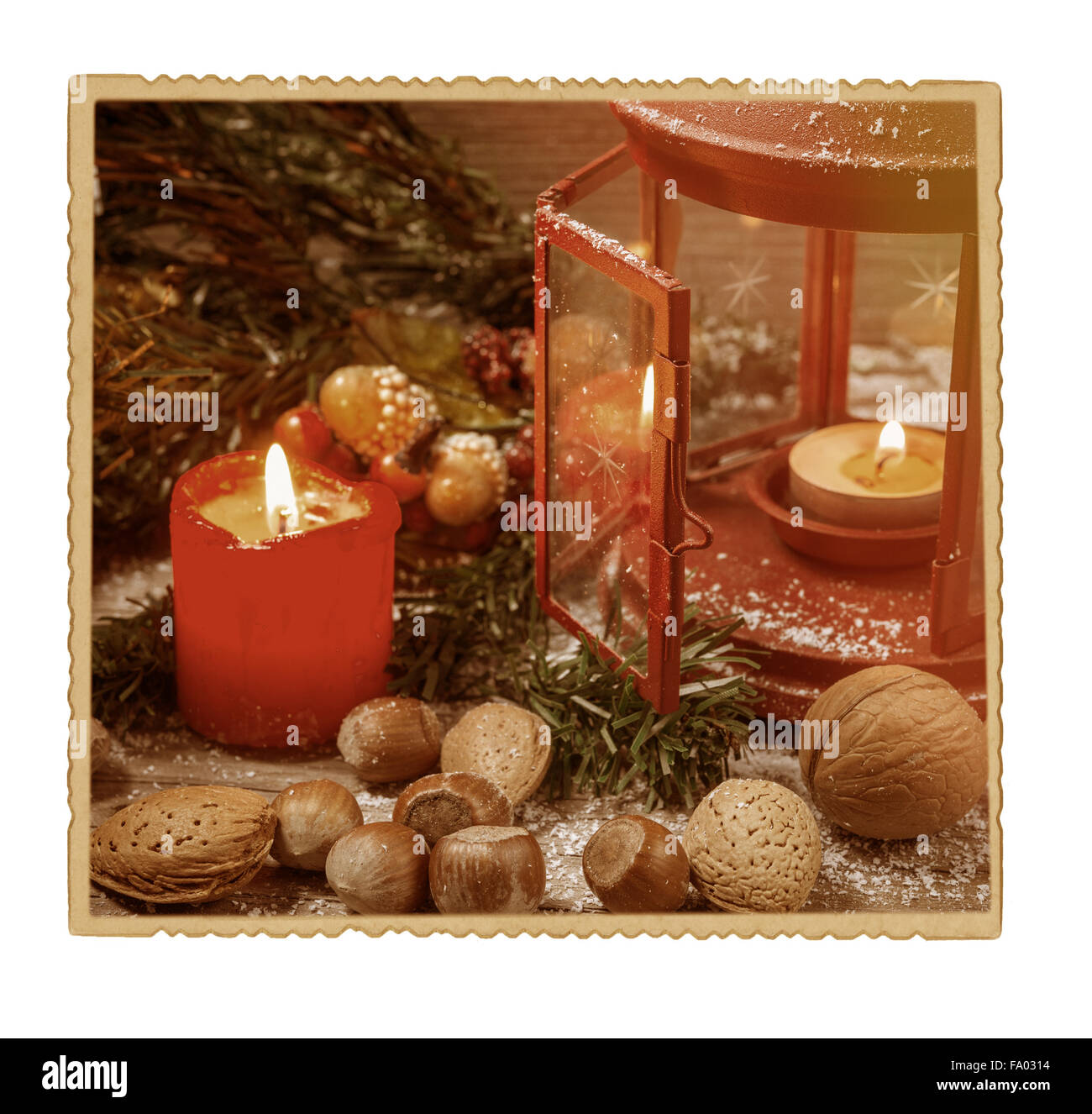 Fond de carte postale de Noël avec des bougies, des fruits secs sur table en bois effets vintage Banque D'Images Fond de carte postale de Noël avec des bougies, des fruits secs sur table en bois effets vintage Banque D'Images