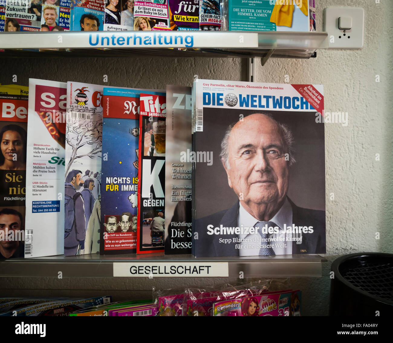 Le portrait de la FIFA, Sepp Blatter, patron suspendu est en vedette sur la couverture du magazine suisse 'Weltwoche' qui est mis en vente sur l'étagère d'un kiosque de Zurich. L'hebdomadaire conservateur nommé Blatter 'personne de l'année' pour son 'impressionnantes réalisations'. Banque D'Images