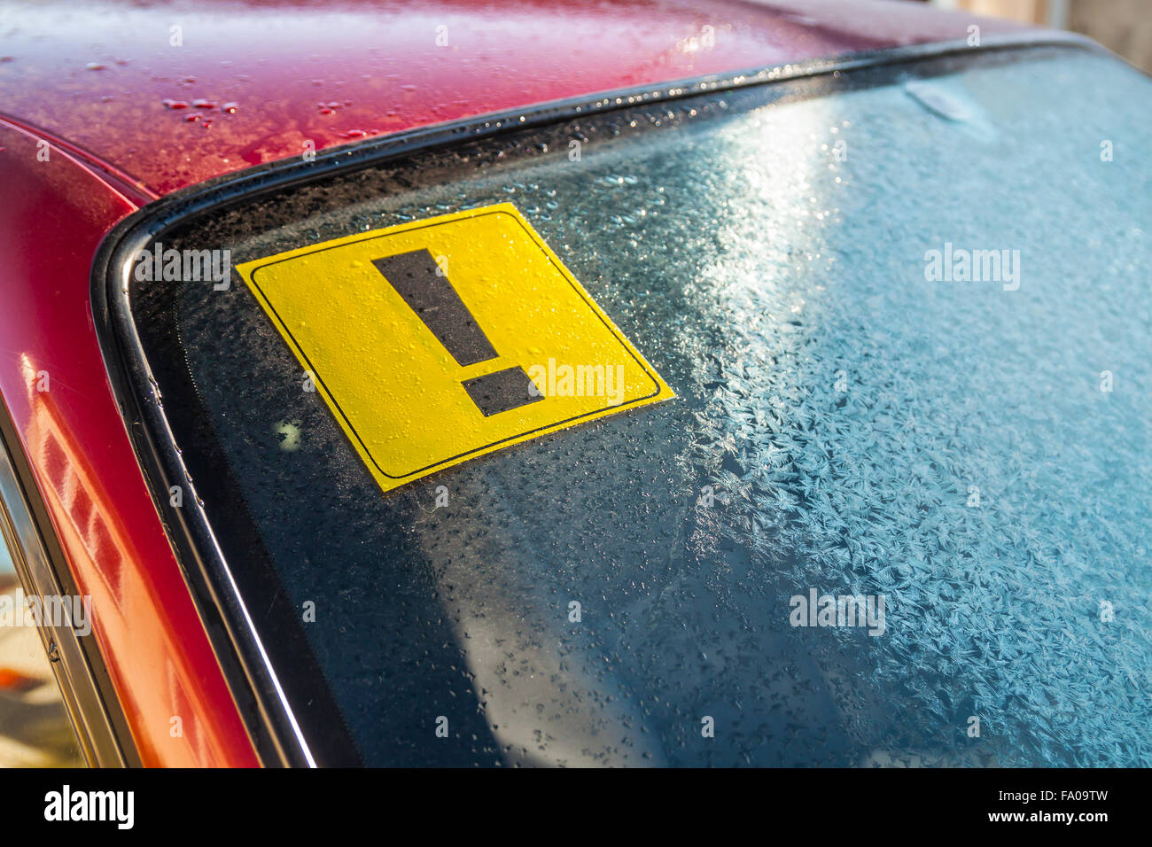 Photo de la voiture avec un pare-brise gelé danger sign Banque D'Images