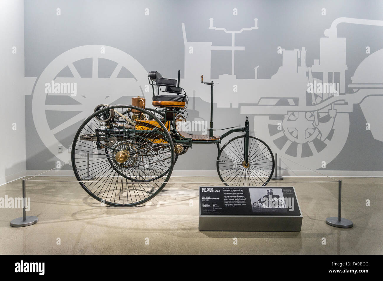 La première voiture pratique, le benz Patent-Motorwagen 1886, à l'affiche au Musée Petersen Automotive à Los Angeles. Banque D'Images