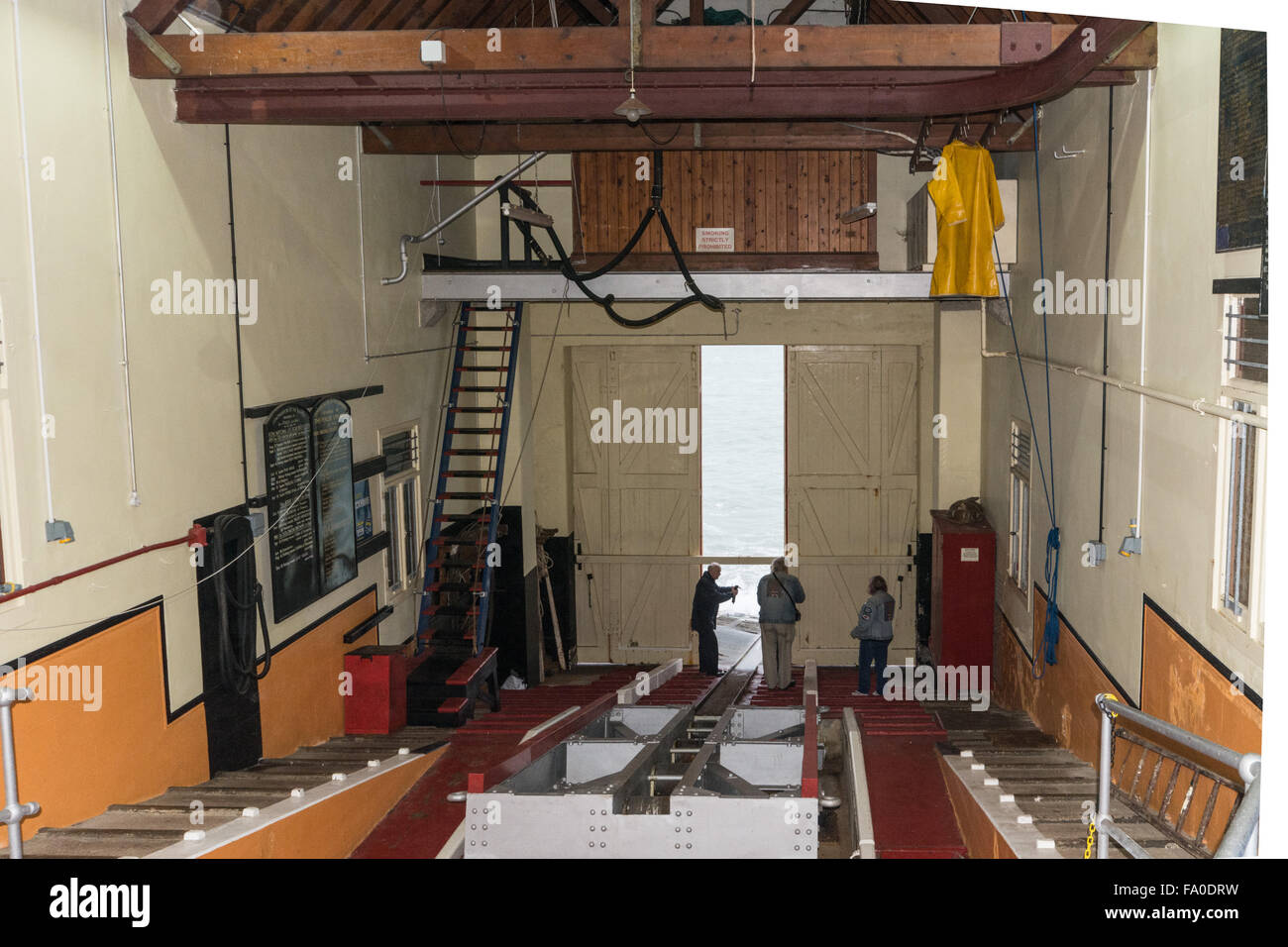 Mousehole, Cornwall, UK. 19 décembre 2015. Aujourd'hui les gens se souvenir de la perte de l'équipage de l'embarcation de Penlee Solomon Browne, et l'Union européenne coaster Star off mer à Cornwall. Au total 16 personnes sont mortes le 19 décembre 1981, y compris 8 canotiers bénévoles. Les lumières de Noël à Mousehole sont grisés plus tard comme une marque de respect. On voit ici des photos de la station de sauvetage de Penlee. Crédit : Simon Yates/Alamy Live News Banque D'Images