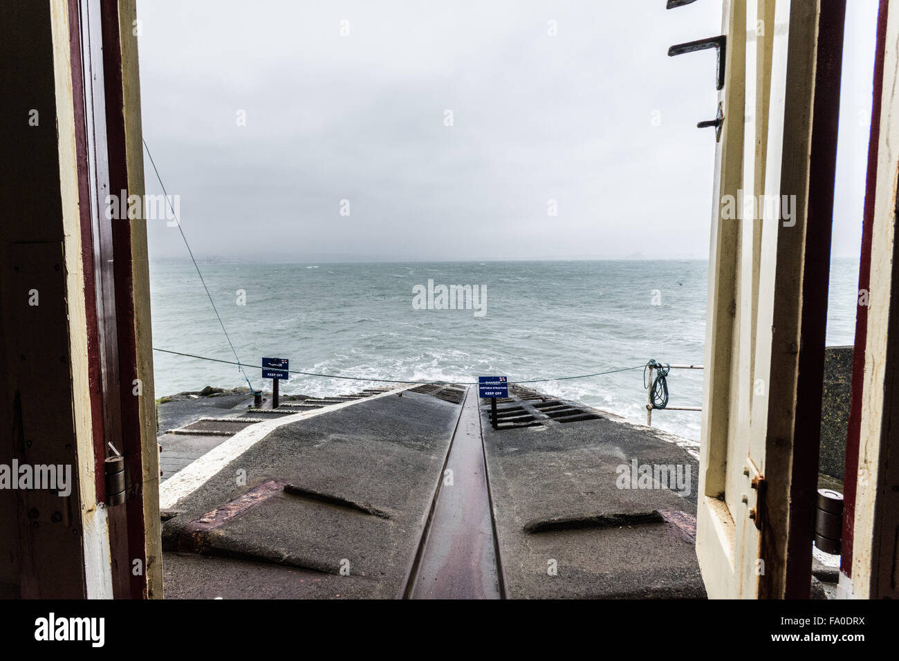 Mousehole, Cornwall, UK. 19 décembre 2015. Aujourd'hui les gens se souvenir de la perte de l'équipage de l'embarcation de Penlee Solomon Browne, et l'Union européenne coaster Star off mer à Cornwall. Au total 16 personnes sont mortes le 19 décembre 1981, y compris 8 canotiers bénévoles. Les lumières de Noël à Mousehole sont grisés plus tard comme une marque de respect. On voit ici des photos de la station de sauvetage de Penlee. Crédit : Simon Yates/Alamy Live News Banque D'Images