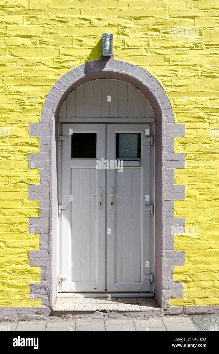 Porte en pierre jaune, Tywyn, anciennement Towyn, La Baie de Cardigan, Gwynedd, Pays de Galles Banque D'Images