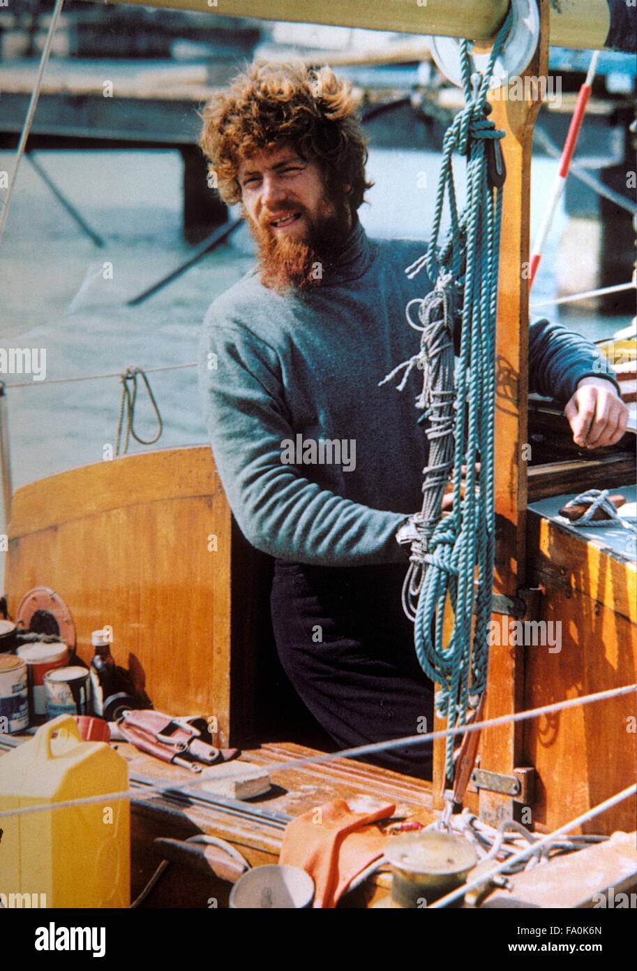 Nouvelles photos - 1969 AJAX - GOSPORT, ENGLAND. - PORTSMOUTH À PORTSMOUTH - navigateur italien ERIC PASCOLI LA PRÉPARATION DE LA VOILE SON FOLKBOAT RONDETTO EN SOLITAIRE de Portsmouth, en Angleterre, à Portsmouth, Dominique. Plus tard, SKIPPER DE LA COURSE WHITBREAD ITLIAN. TUARANGA ENTRÉE PHOTO:JONATHAN EASTLAND/AJAX REF:31217/18/1 Banque D'Images