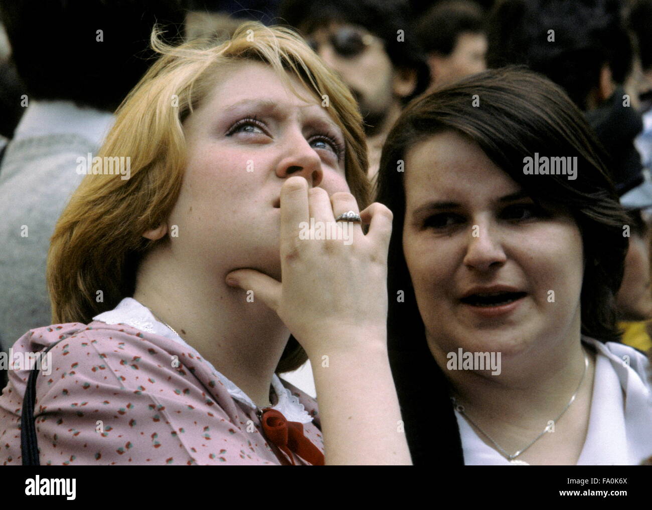 AJAXNETPHOTO. 12e mai 1982. SOUTHAMPTON, Angleterre.- Départ à bord - MOMENT ANXIEUX POUR UN JEUNE PARENT COMME ÉTANT LE PAQUEBOT CUNARD QE2 CHARGÉ AVEC DES TROUPES POUR DEAPARTS les îles Falkland. PHOTO : JONATHAN EASTLAND/AJAX REF : CD211031  1 10. Banque D'Images