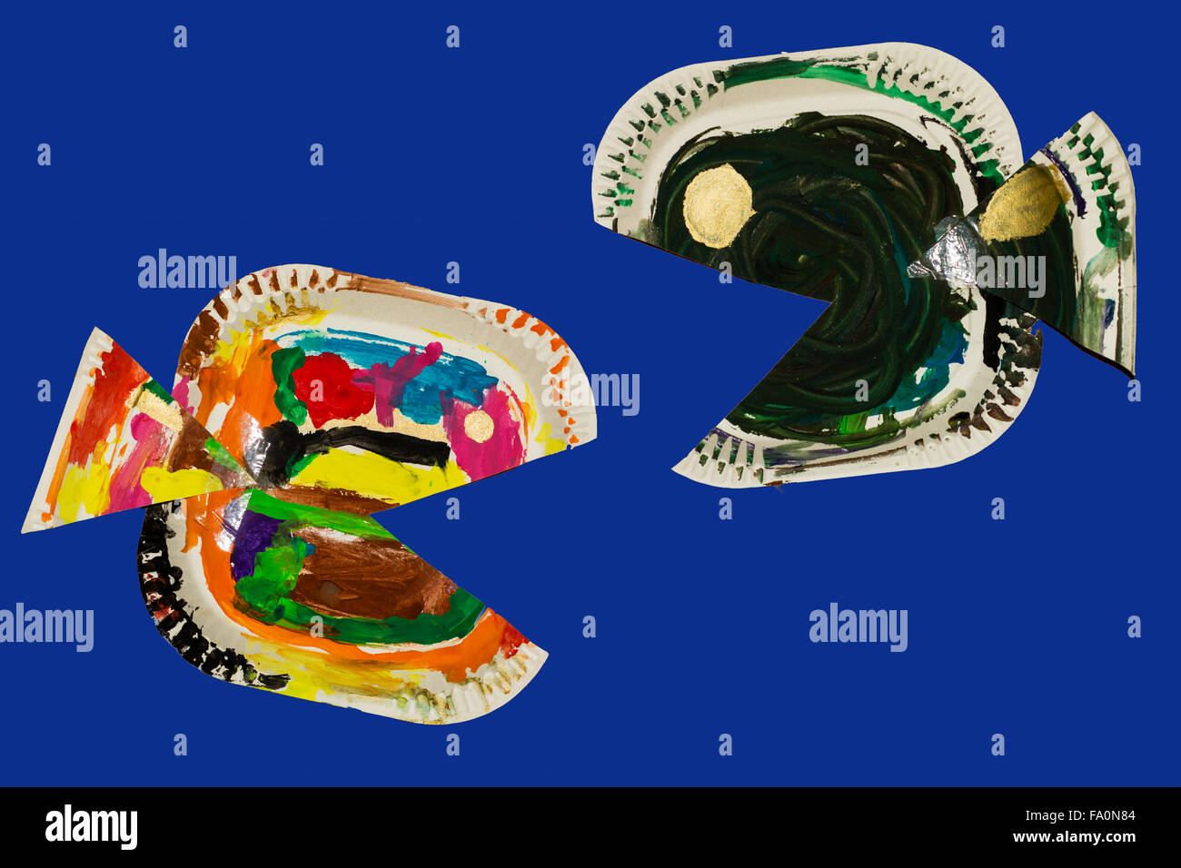 Le poisson en papier et plaques peintes par enfant. Un enfant conçu par un poisson isolé sur un fond bleu Banque D'Images