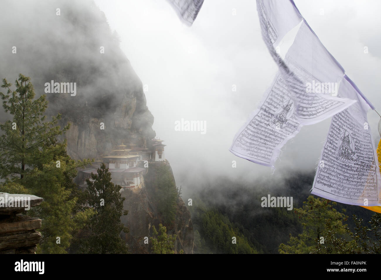 Le nid du tigre au Bhoutan comme il apparaît derrière une épaisse couche de brouillard Banque D'Images